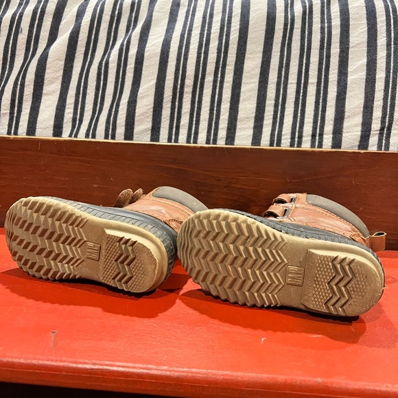 Baby gap duck boots 7/8T - Picture 4 of 6